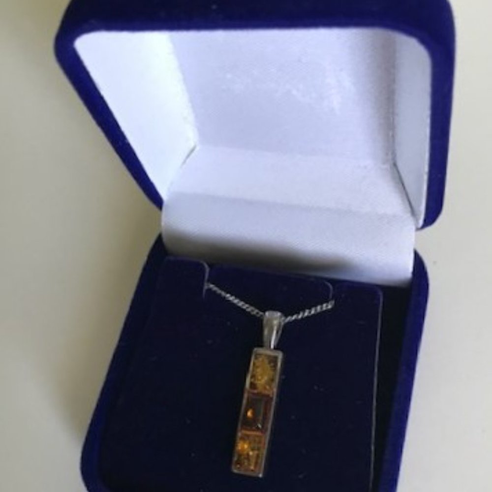 GENUINE BALTIC AMBER and 925 STERLING SILVER PENDANT NECKLACE